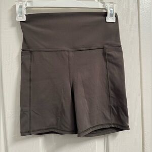 Women’s Vuori Studio Pocket Shorts
Size: XS
Color: Dark Green
